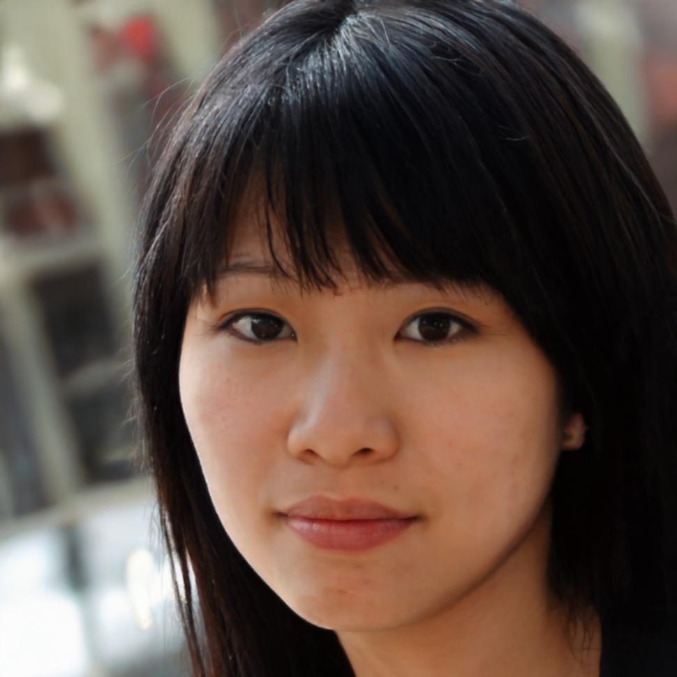 Куратор Диана Мусина проводит групповое обсуждение проектов