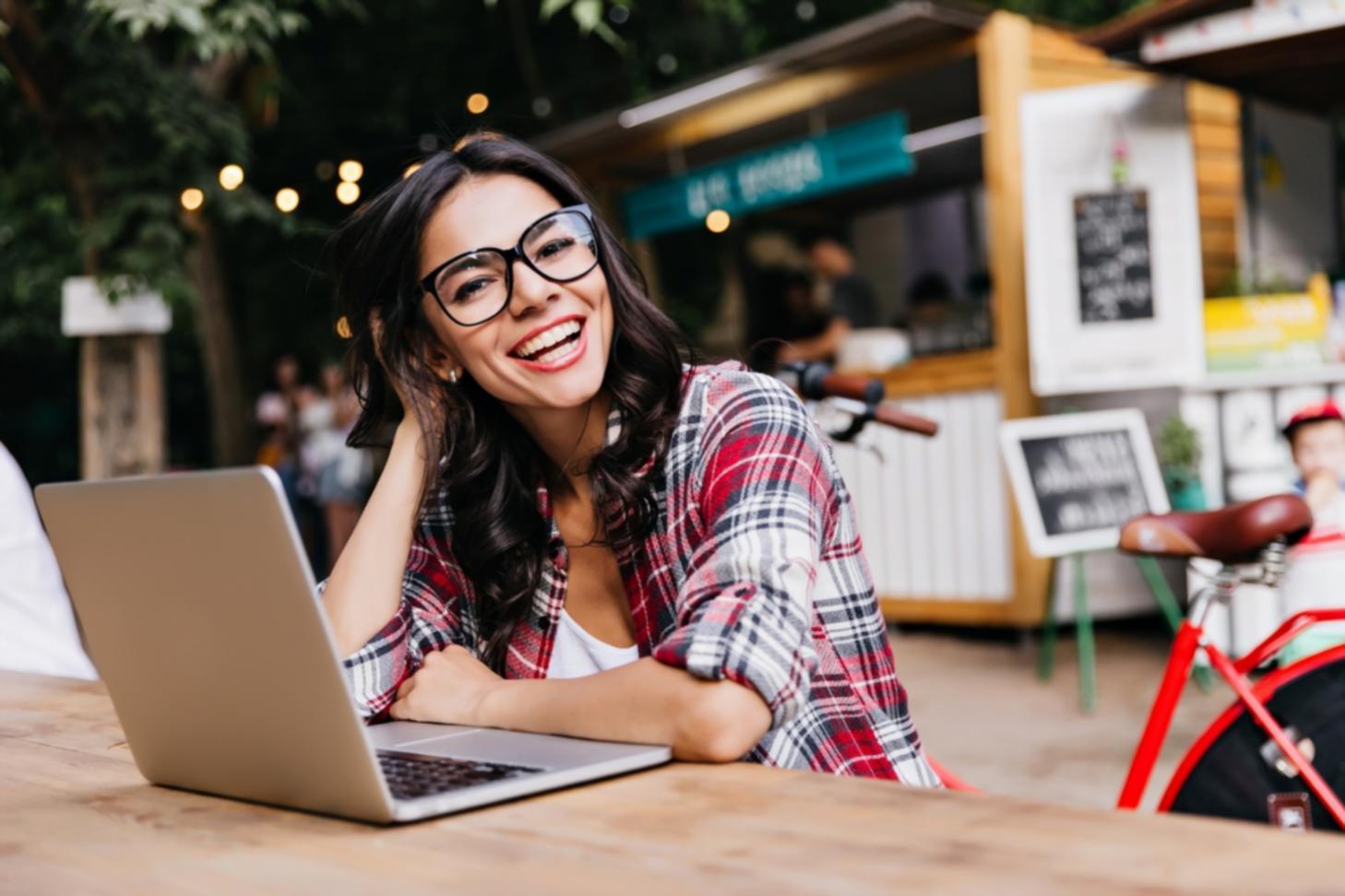 Рабочее пространство дизайнера с планшетом и эскизами