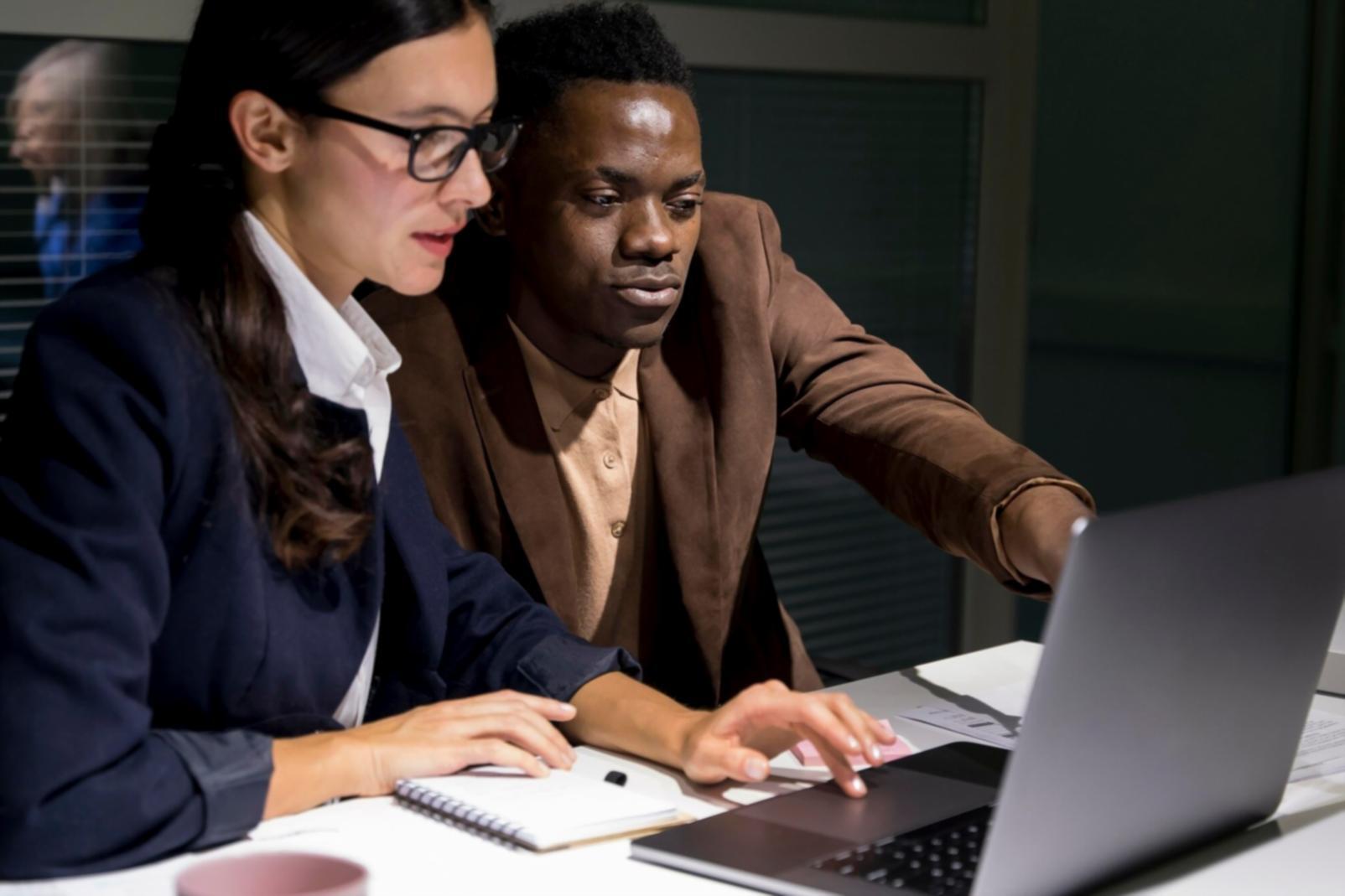 Ментор объясняет принципы дизайна студентке