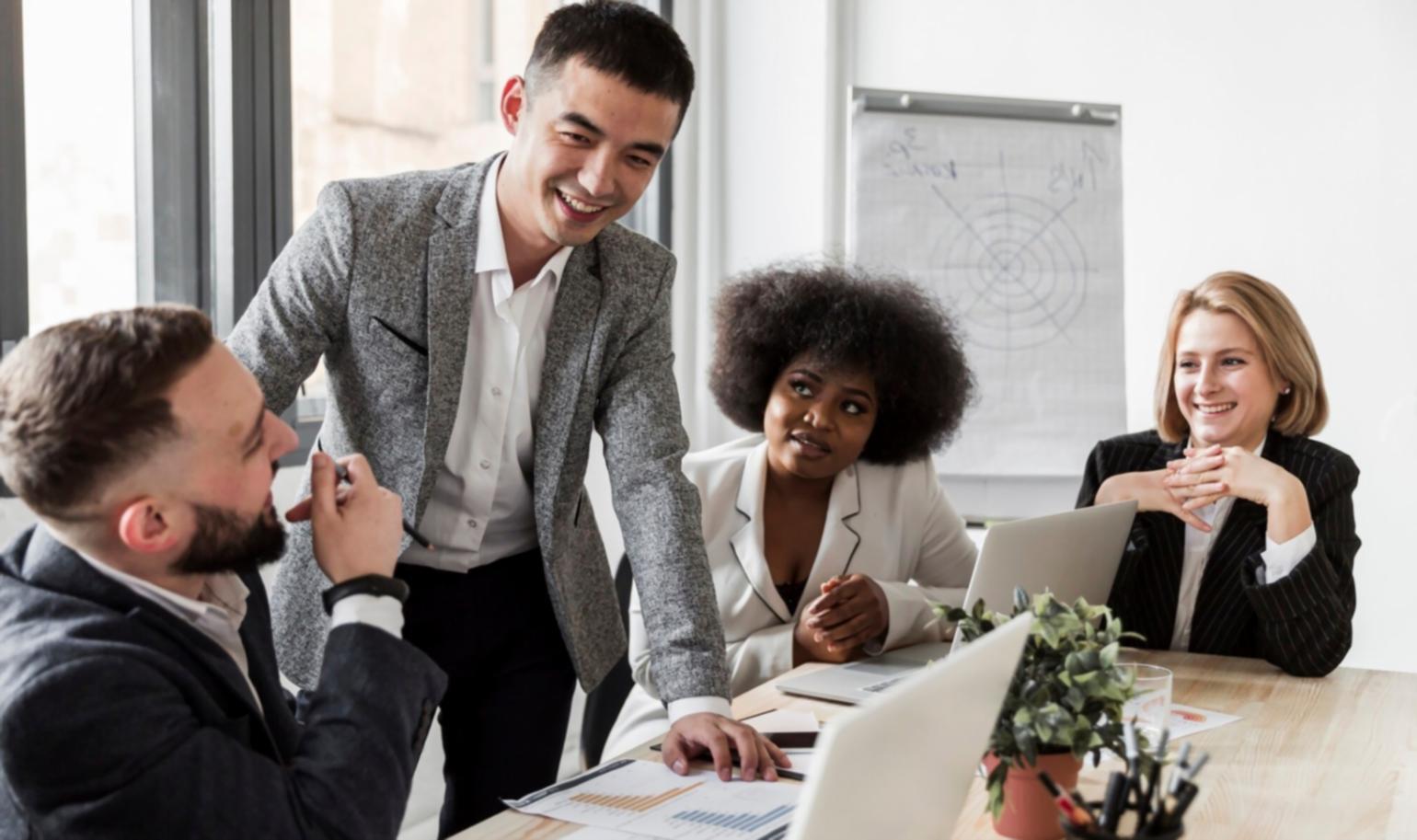 Дизайнер за работой