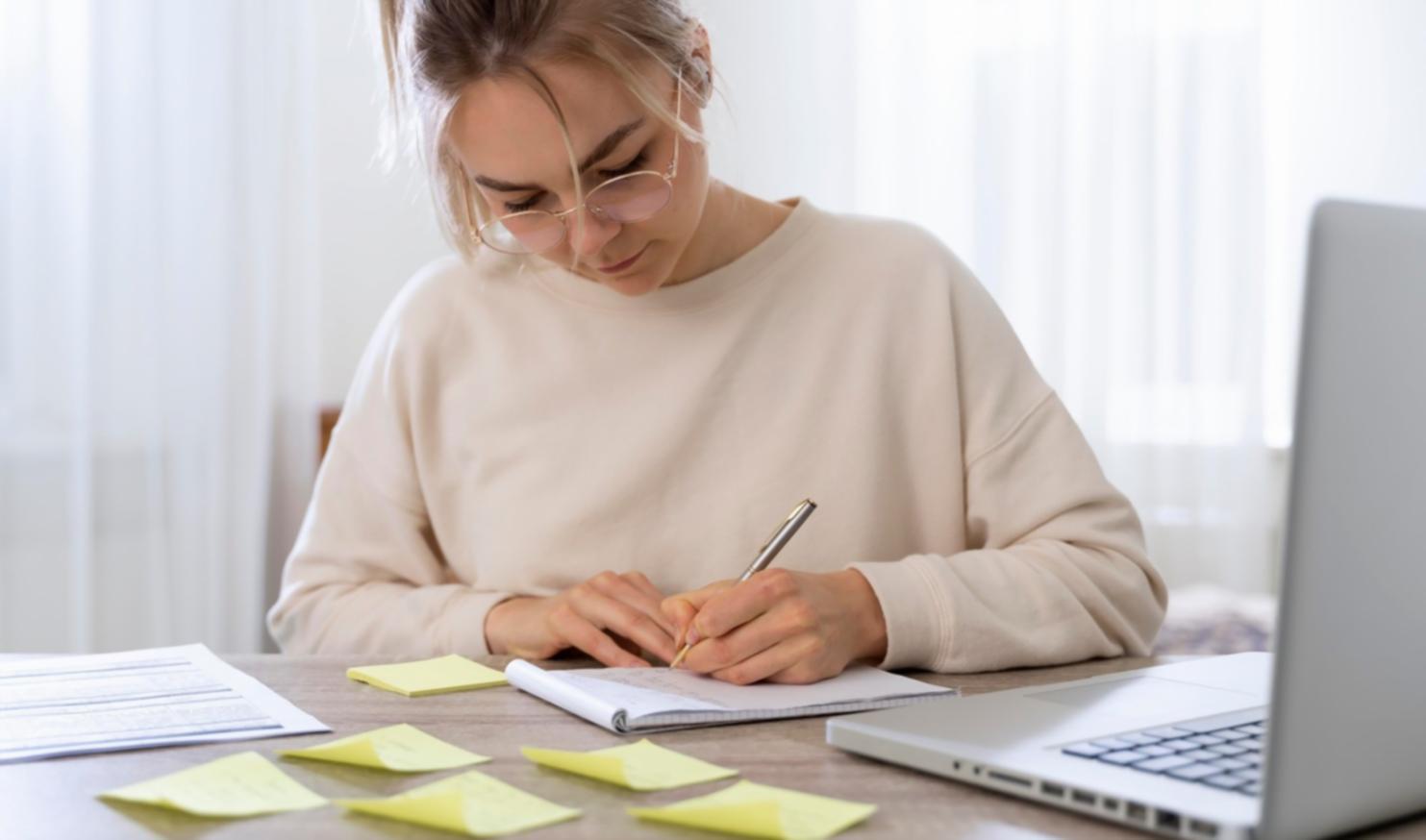 Дизайнер работает над созданием логотипа на компьютере