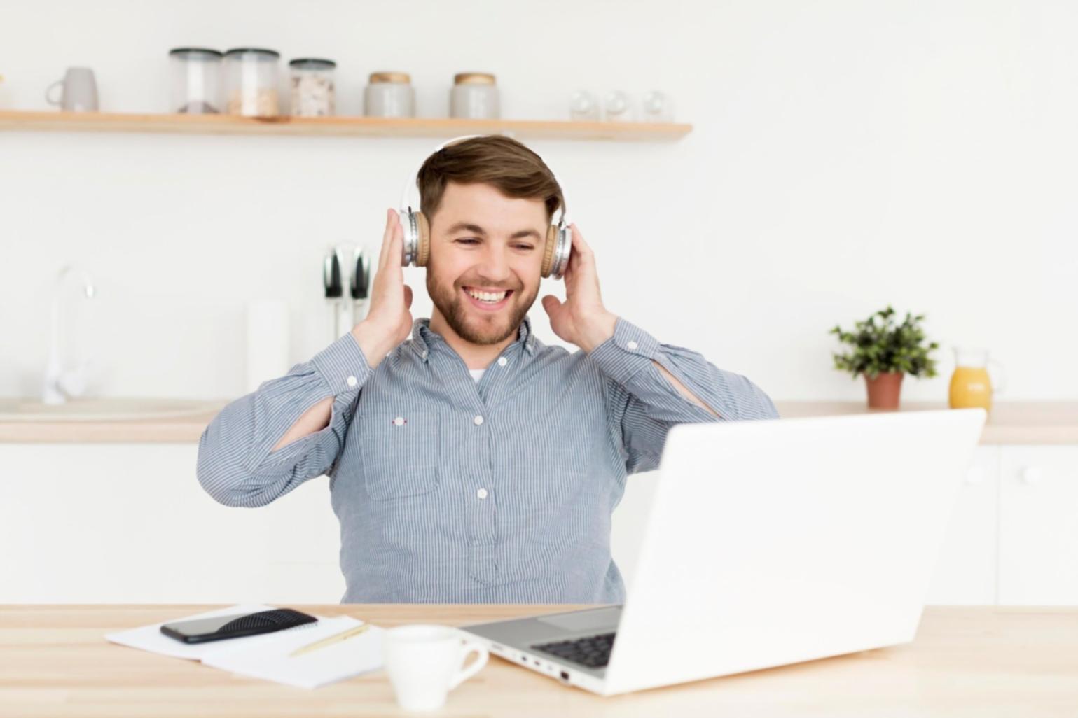 Студенты работают над дизайн-проектами в творческой атмосфере